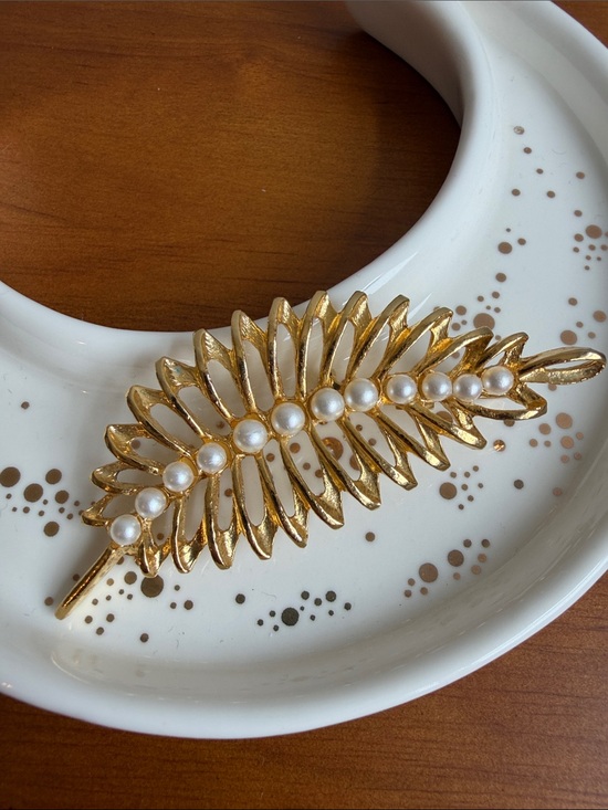 Vintage Jewelry - Vintage Gerry’s Gold Pearl Leaf Brooch- Whimsical , Elegant
